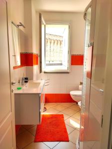 普拉托Il Melograno Apartment (Centro Storico Prato)的一间带水槽和卫生间的浴室