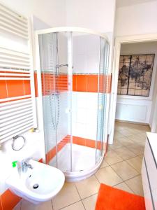 普拉托Il Melograno Apartment (Centro Storico Prato)的带淋浴和盥洗盆的浴室