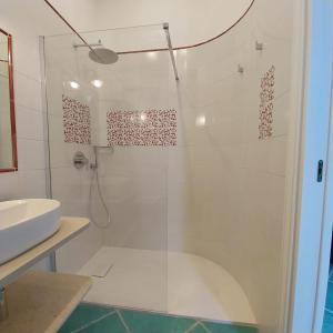 卡普里Villa del Sole的一间带玻璃淋浴间和水槽的浴室
