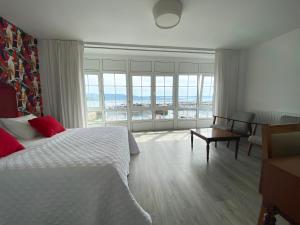 穆罗斯杰.拉戈旅馆的一间卧室配有一张床,享有海景