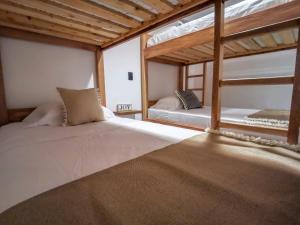 瓜塔佩Casa García Rent Home的带两张双层床的客房中的两张床