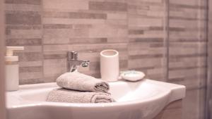 阿尔盖罗PM 12 Via Achille Grandi Guest House的浴室设有水槽和毛巾
