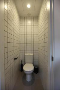 萨拉戈萨AZ The Botanic Hostel的白色瓷砖墙内带卫生间的浴室