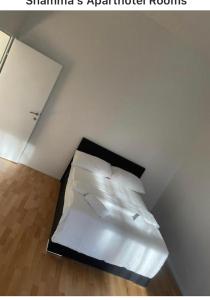 维也纳Merdian Aparthotel Near Hauptbahnhof wien的卧室配有白色的床