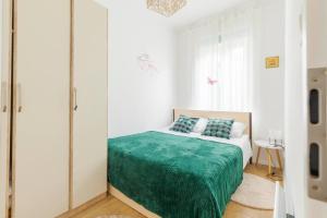 萨格勒布Petrova street的一间卧室配有一张带绿毯的床