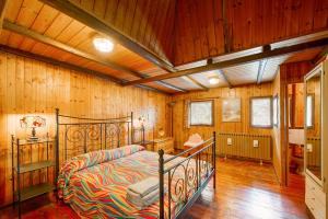 圣文森特Casa Jonathan的卧室配有一张床铺,位于带木墙的房间内