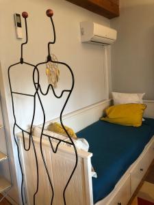 利穆LIMOUX RIVERSIDE GARDENs的一张小床,位于一个小房间,配有床