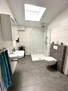 不来梅港Ferienwohnung komfortabel Wohnen Bremerhaven的一间带水槽和卫生间的浴室