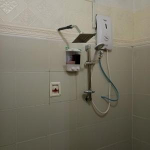 JeliRumah Tamu FieSari Jeli M U S L I M的带淋浴喷头的浴室