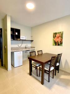 马瑙斯圣保罗公寓的厨房以及带桌椅的用餐室。