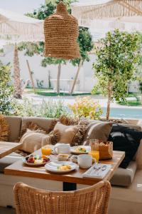 Casa BrancaCasa Az-Zagal - by Unlock Hotels的露台上的桌子上摆放着食物和饮料