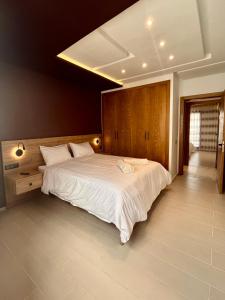 盖尼特拉Appartement moderne au décor raffiné的一间卧室配有一张带白色床单的大床