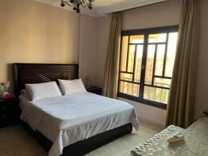 开罗Rehab City VIP Full Serviced Apartment الرحاب Guest satisfaction guaranteed的一间卧室设有一张大床和一个窗户。