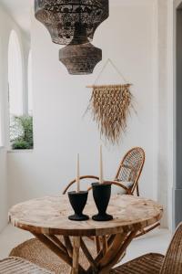 Casa BrancaCasa Az-Zagal的一间带木桌和椅子的用餐室