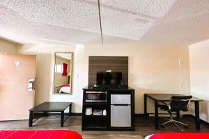 圣安东尼奥Oyo Hotel San Antonio Lackland AFB Seaworld Hwy 90 W的客房设有1张床、1张办公桌和1台电视。