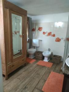 奥斯塔Maison du Mont的浴室配有卫生间、淋浴和盥洗盆。