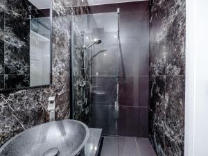 库瑞尼卡慕斯卡PORT 77的一间带水槽和玻璃淋浴的浴室
