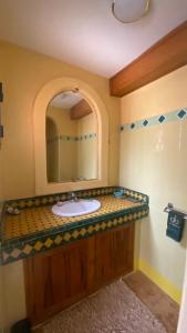 索蒙Villa bonheur Somone的一间带水槽和镜子的浴室