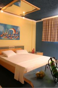 圣若泽Motel Kalipso的一间卧室配有一张壁画床