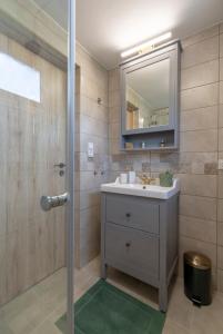 希欧福克Jódi-Hegy Resort Siófok的一间带水槽和镜子的浴室