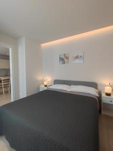 加尔多内-里维耶拉Casa Italo的一间卧室配有一张黑色床,上面有两盏灯