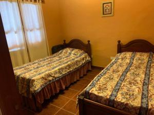 蒂尔卡拉La casa de Mamina的一间卧室设有两张床和窗户。
