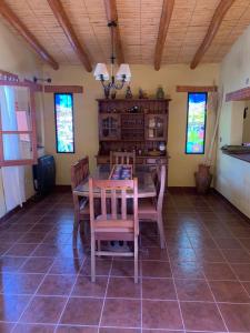 蒂尔卡拉La casa de Mamina的一间带桌椅的用餐室
