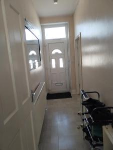 布雷得佛Balfour Street的一条带白色门和轮椅的走廊