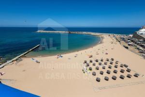埃里塞拉Ribas Apartment by ACasaDasCasas的享有海滩的空中景致,配有遮阳伞和海洋