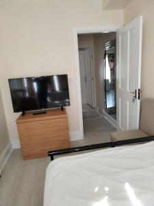 布雷得佛Balfour Street的一间卧室配有一张床和一台平面电视