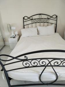 布雷得佛Balfour Street的卧室配有黑色金属床和白色床单