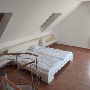 ÚvalyLarge house with parking, 30 min to Prague center的楼梯间内的一张白色床