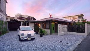 南城ロフトが付いた沖縄古民家で寛ぎの時間を 懐かしくて新しい 海野24的停在房子前面的白色汽车