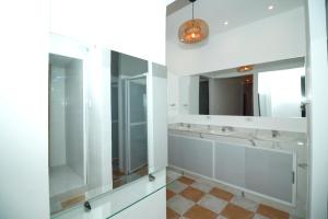卡塔赫纳Hostal Casa Torres Centro Historico - Adults Only的一间带三个水槽和镜子的浴室