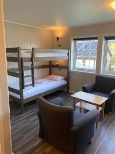 BryggjaFjordly Ungdomssenter的客厅配有两张双层床和一张沙发