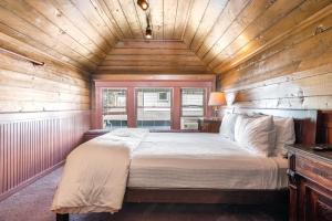 西雅图Seattle Gaslight Inn的卧室设有一张木制天花板上的大床