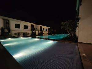 淡文Studio suite nearby Lost World of Tambun的一座空的游泳池,晚上有灯光