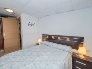 阿达莱斯Cubo's La Casa del Abuelo的一间卧室配有一张带蓝色毯子的大床