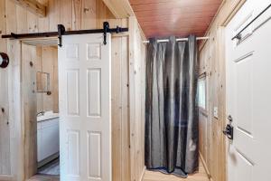 Otter CreekDavis Cabin的带淋浴和门的浴室