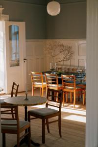 马斯塔尔Aggershøj pensionat的一间带桌椅的用餐室