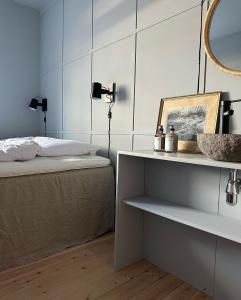 马斯塔尔Aggershøj pensionat的一间卧室配有床、镜子和水槽
