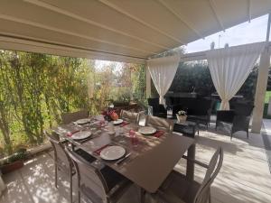 福尔米吉内R&B Il Melograno的庭院里的餐桌和椅子