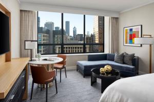 芝加哥丽思卡尔顿酒店，芝加哥的酒店客房配有床、沙发和桌子。