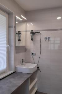 贝古耶·纳·格伦奇克Apartment Pr Dev的白色的浴室设有水槽和镜子