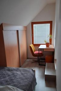 贝古耶·纳·格伦奇克Apartment Pr Dev的卧室配有1张床、1张桌子和1把椅子