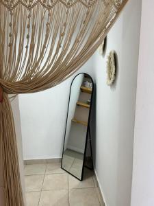 阿彻奇洛斯Stegna Rita's apartment的镜子,带窗帘的房间