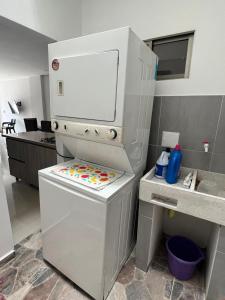 蒙特里亚Espectacular apartamento central的配有带儿童游乐厨房的白色冰箱