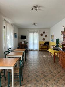 康特港格拉齐亚诺芭芭拉农家乐的带木桌椅的房间和厨房