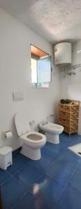 菲利库迪岛Villa Chiara的浴室设有2个卫生间和水槽