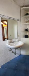 菲利库迪岛Villa Chiara的浴室设有白色水槽和镜子